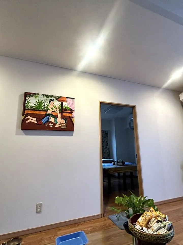 タイマッサージ店の店内と施術室の入口